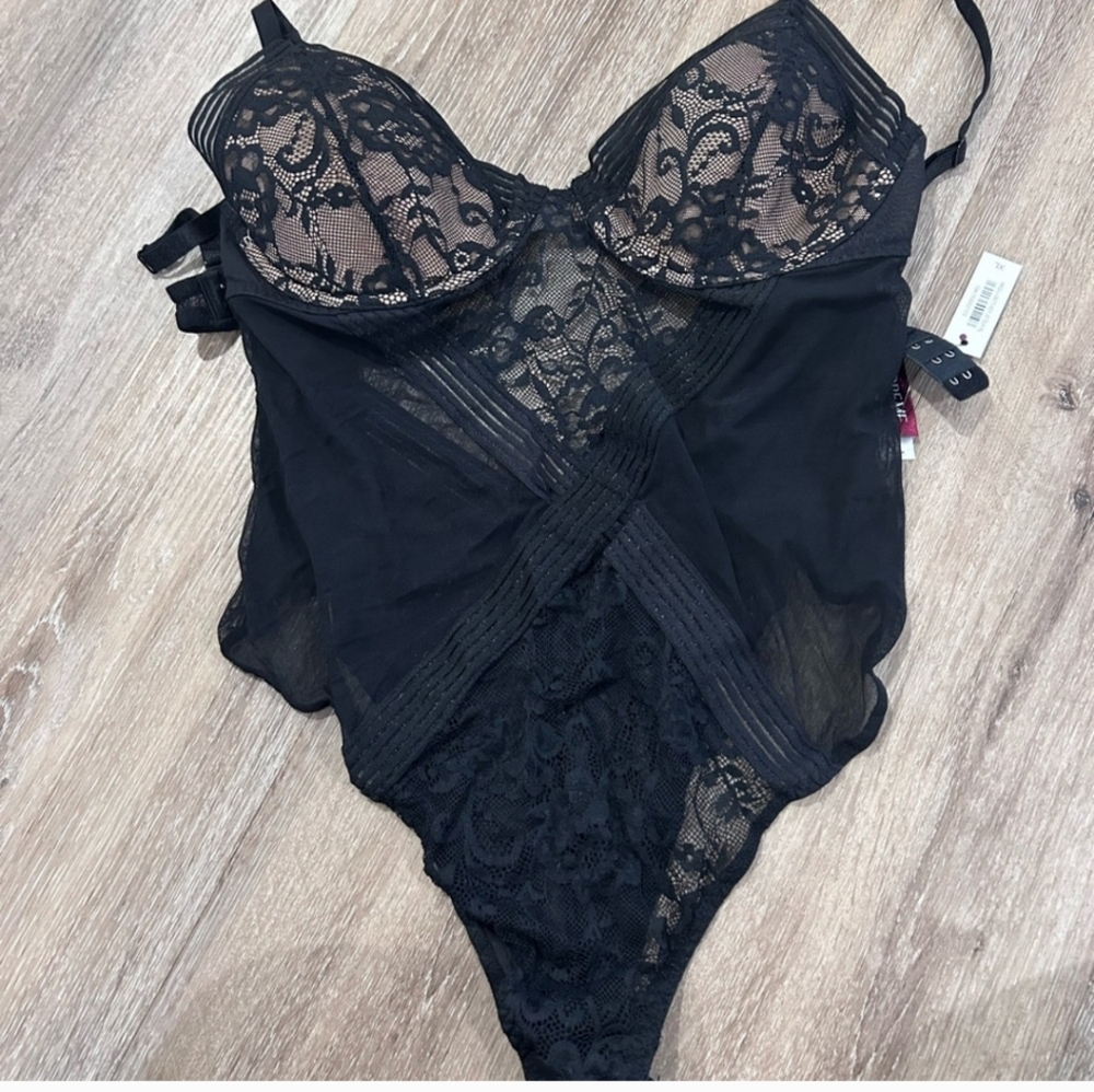 Elegant Black Lace Bodysuit - Picture 2 of 2